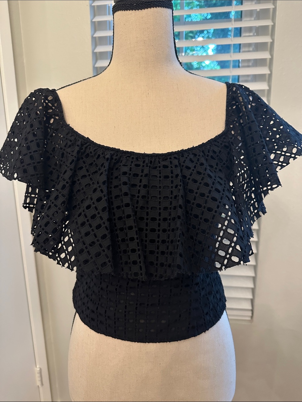 Philosophy di Lorenzo Serafini Black Eyelet Off-Shoulder Ruffle Crop Top
